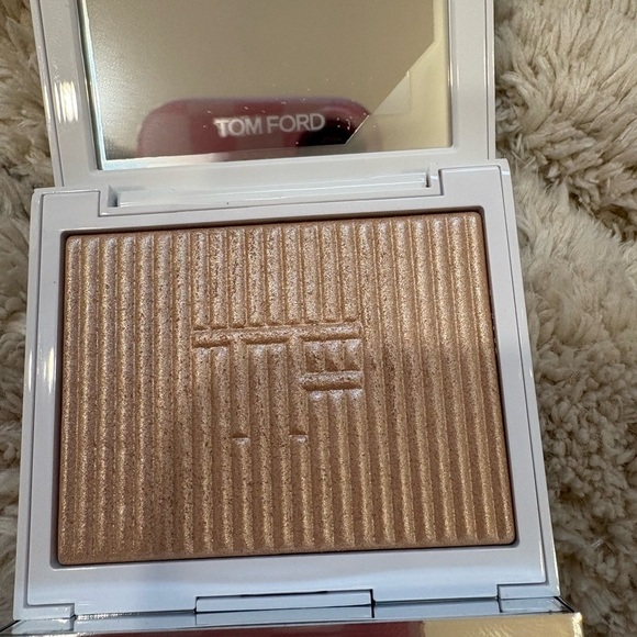 Tom Ford Soleil Neige Highlighter in Shimmering Gold. Color 02 gran paradis - Picture 3 of 4
